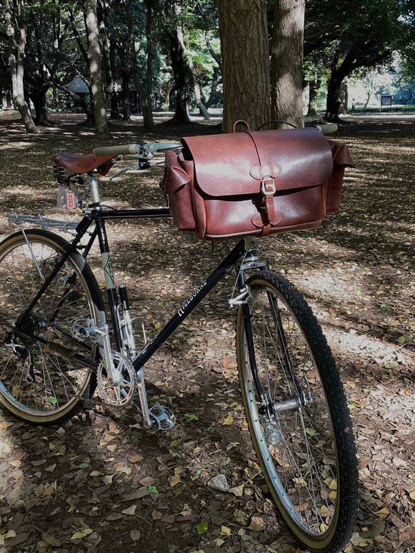 イタリアンレザーで作った自転車用の大容量ハンドル・フロントバッグ