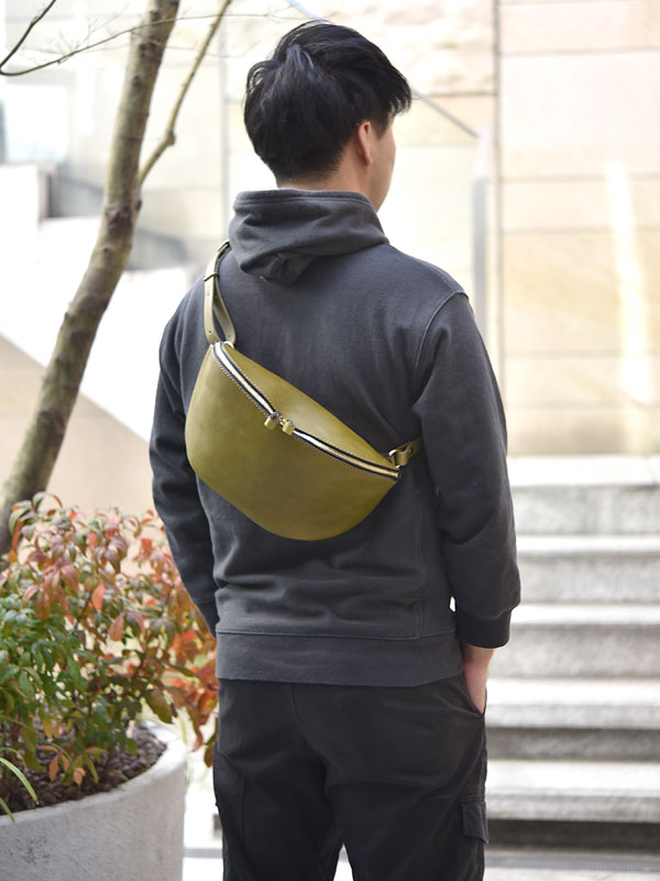 unity body bag(OU-2310)グリーン　メンズ着用