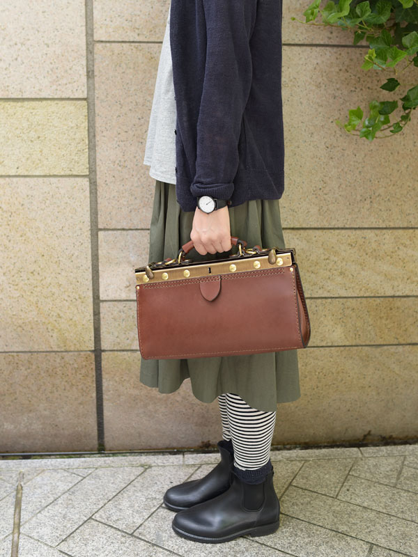 フレームと本革の風合いを活かした2way鞄のコパンタショルダー