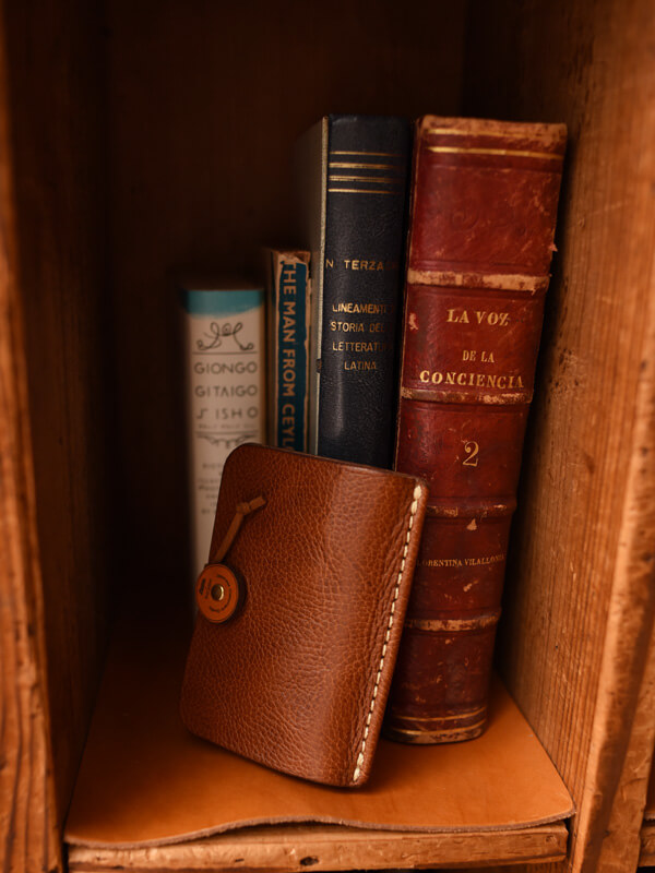 【Hacoa×HERZ】BOOK CARDCASE KURU(QT-5)　本のイメージ