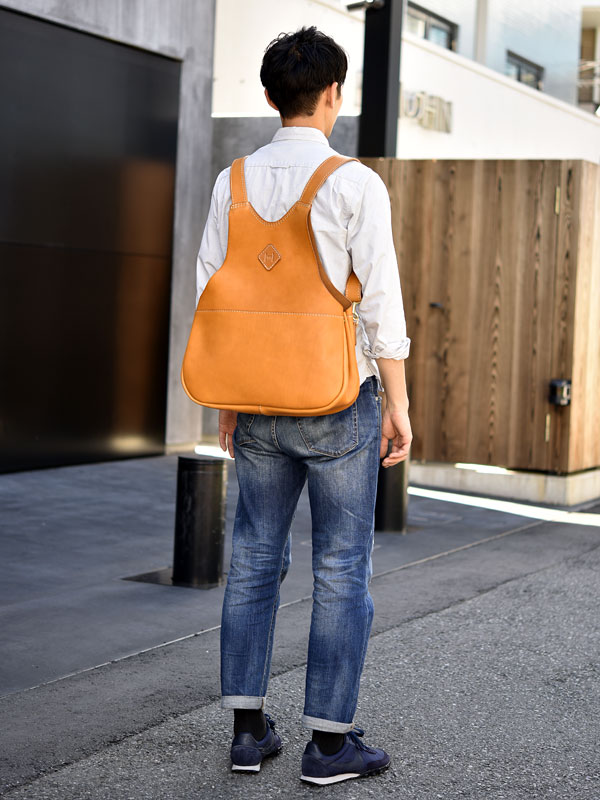 服を着るように鞄を背負うリュックタイプの着るカバン