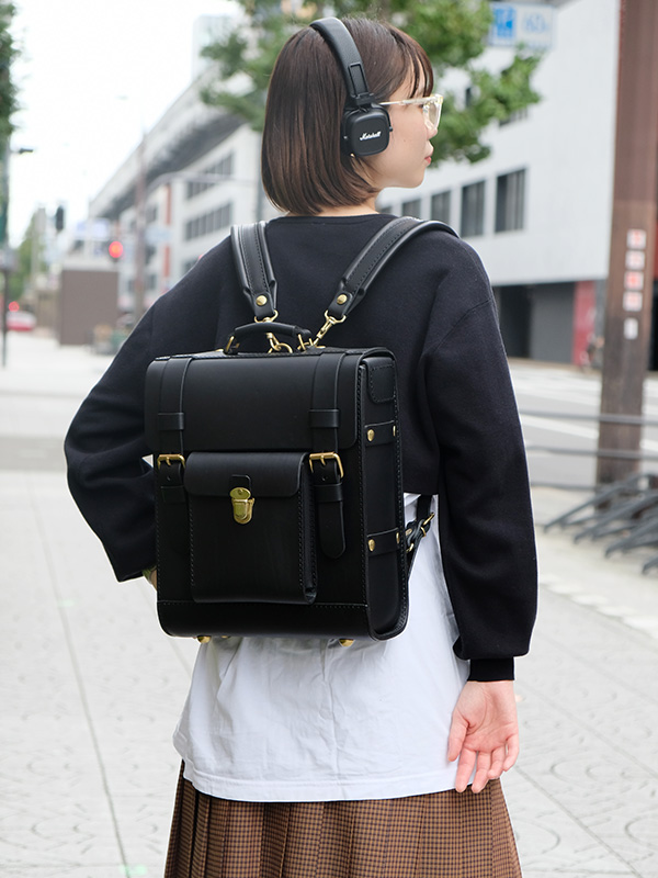 ガロンリュック(R-100)　レディースブラック着用