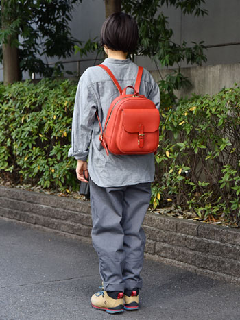 コロンとした可愛いフォルムの前ポケミニリュック 革鞄のherz ヘルツ 公式通販 コロンとした可愛いフォルムの前ポケミニリュック 革鞄のherz ヘルツ 公式通販