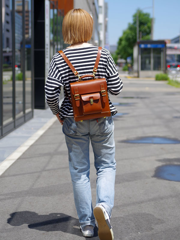 小柄な女性におすすめのクラシックなパルガミニリュック「革鞄の