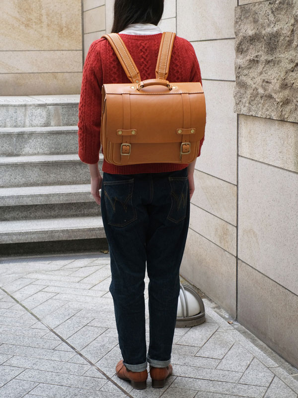 大人のランドセルとしても使えるクラシックな横型鞄「革鞄のHERZ 