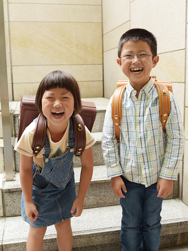 横型ランドセル・玉縫い　子ども兄弟着用