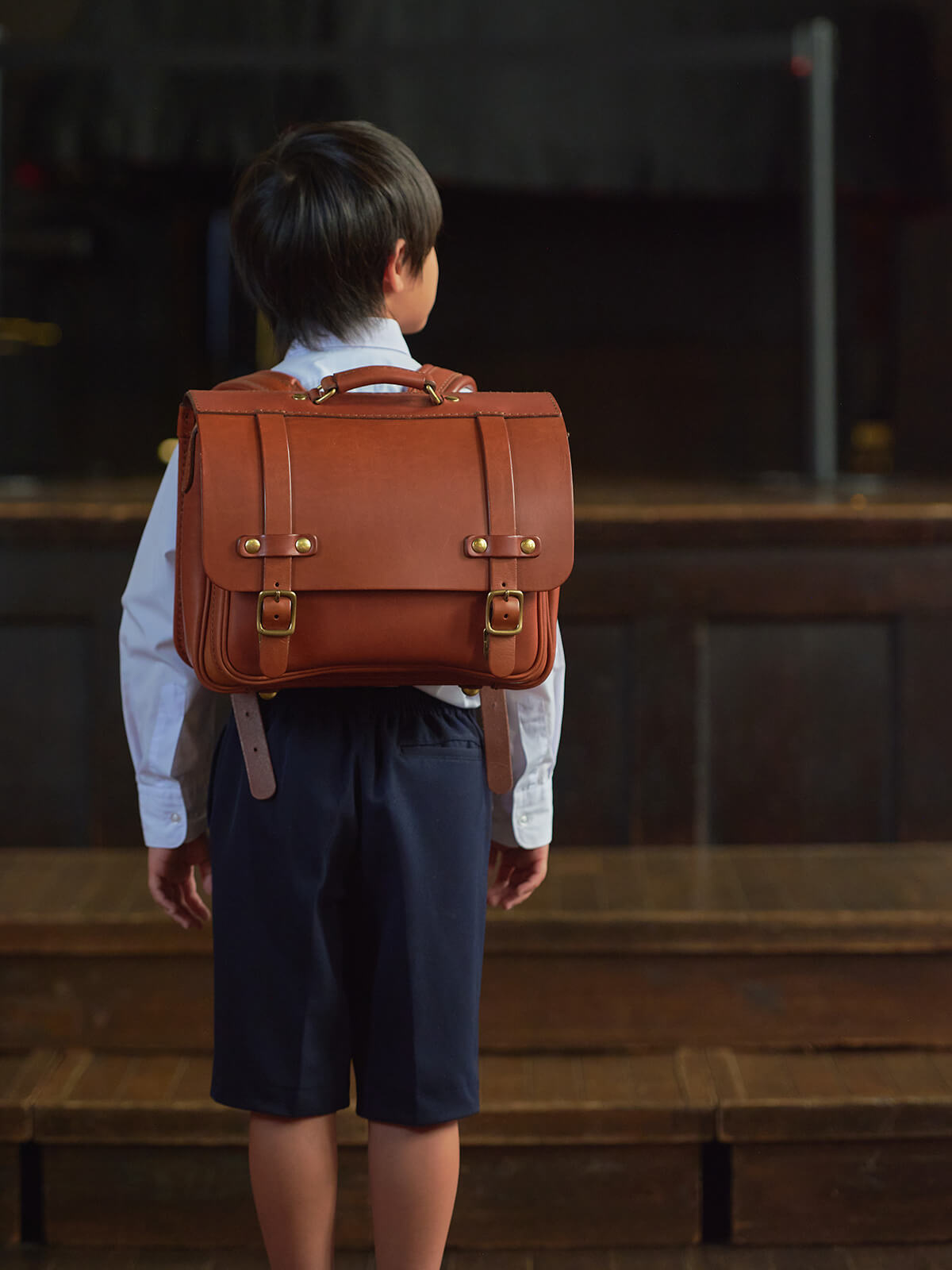 横型ランドセル・玉縫い　チョコ男の子着用