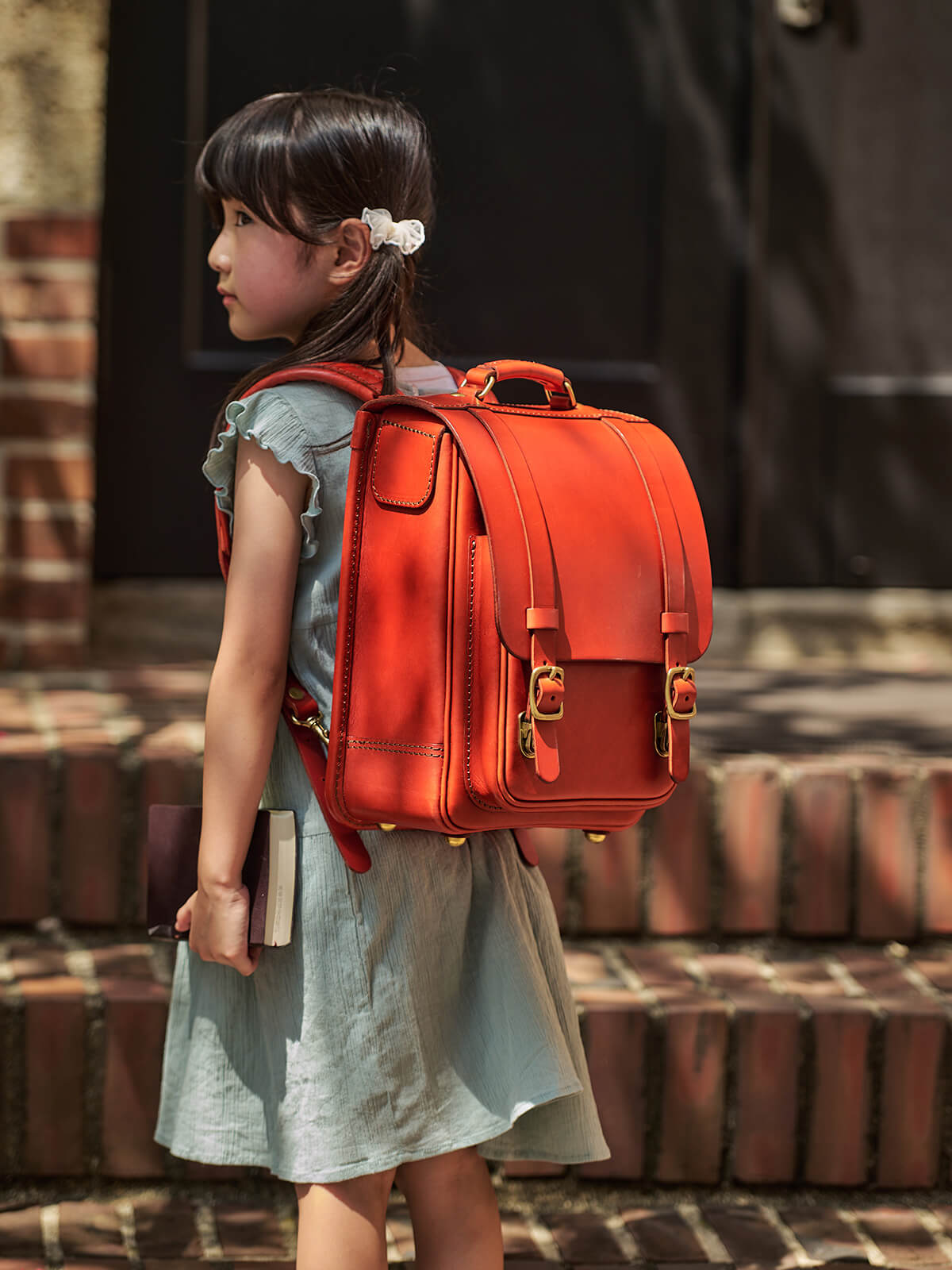 縦型ランドセル　レッド女の子着用