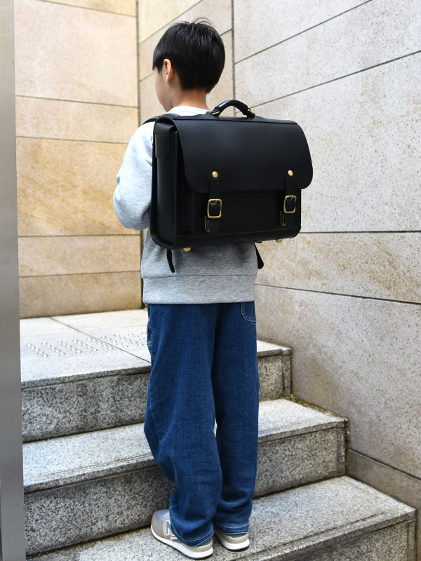 横広タル型ランドセル　男の子着用2024