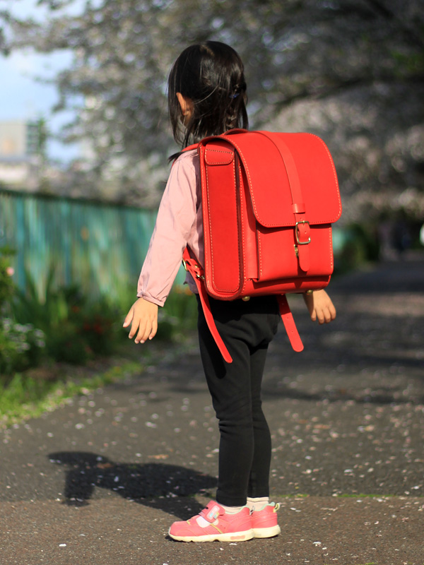 一本ベルト縦型ランドセル(R-53)　レッド女の子着用