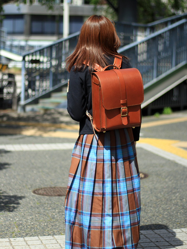 一本ベルト縦型ランドセル(R-53)　大人用レディースチョコ着用