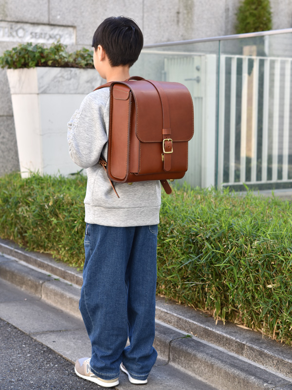一本ベルト縦型ランドセル(R-53)　チョコ着用