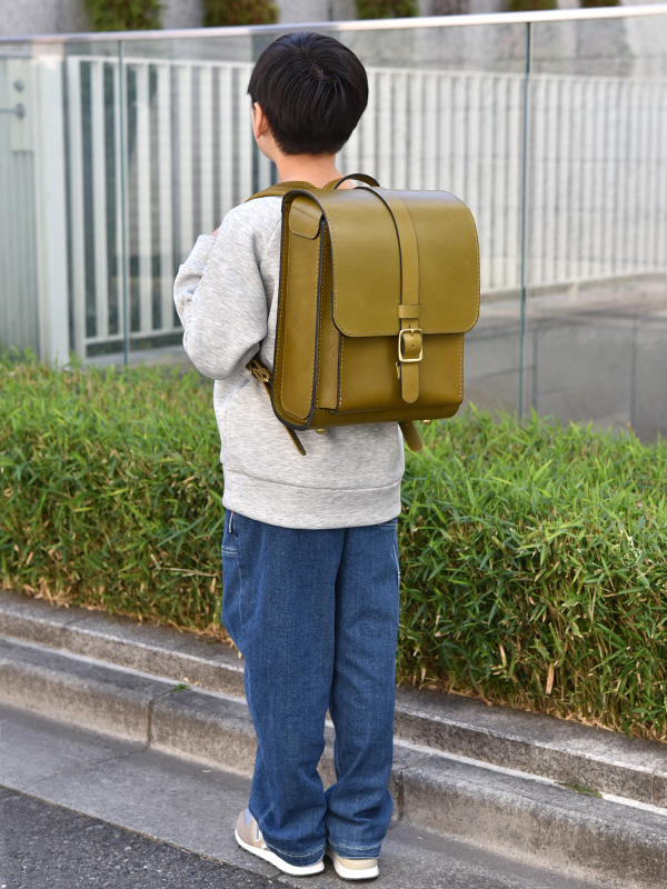 一本ベルト縦型ランドセル(R-53)　グリーン着用