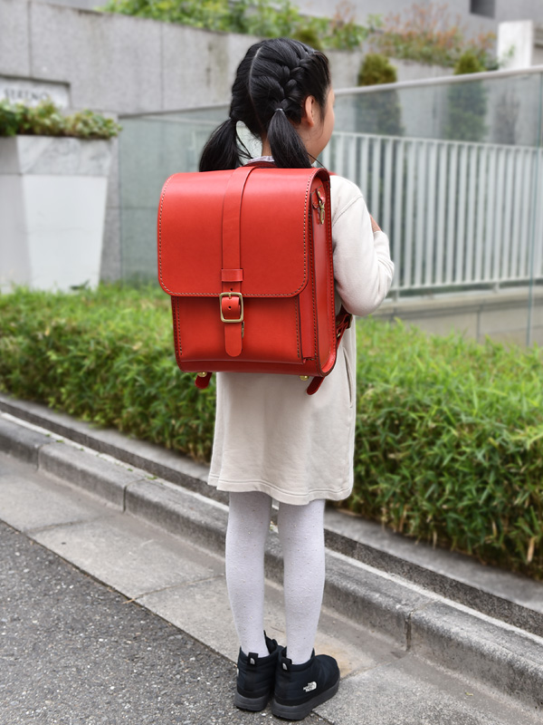 一本ベルト縦型ランドセル(R-53)　レッド着用