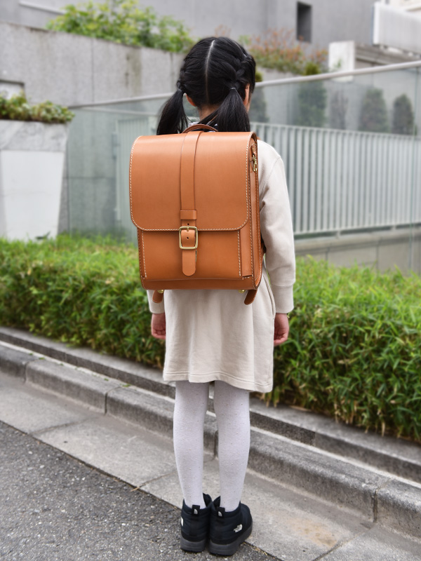 一本ベルト縦型ランドセル(R-53)　チョコ着用