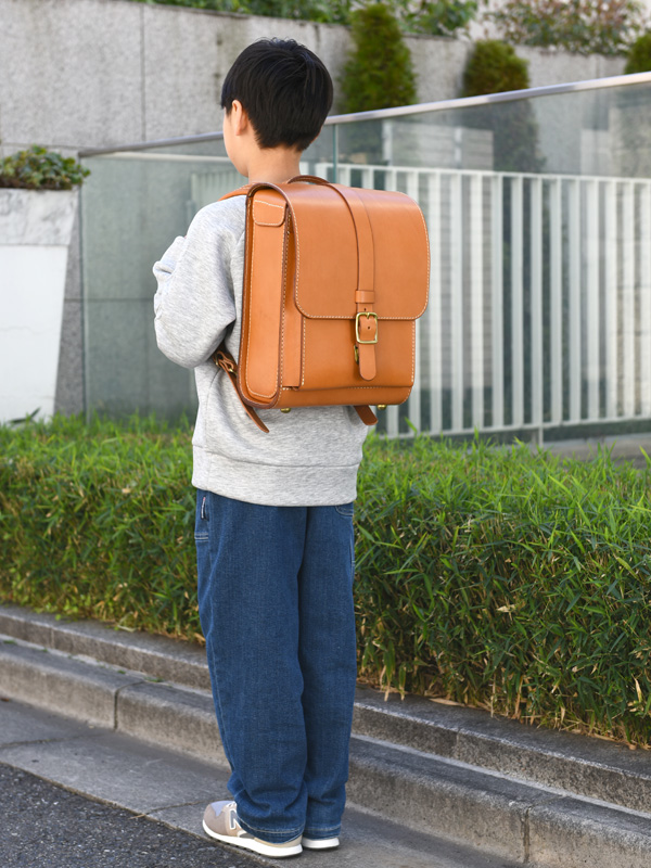 一本ベルト縦型ランドセル(R-53)　キャメル着用