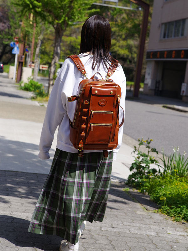 2wayスクエアリュック(R-66)　レディースチョコ着用