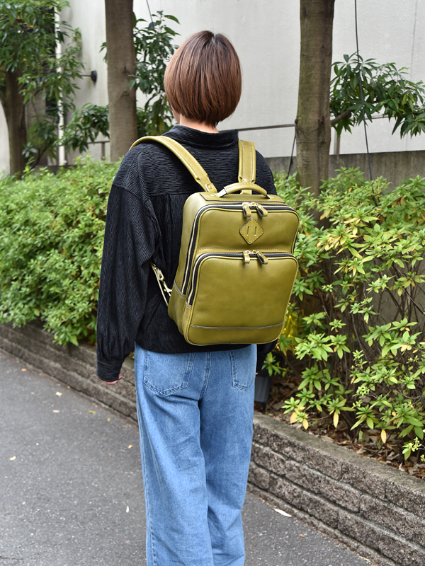 ダブルスクエアリュック(RE-2209)　グリーンレディース着用
