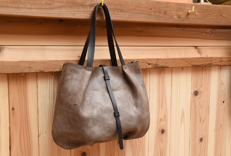 イタリアンレザーのアラスカ革を使ったタックトートバッグ「革鞄のHERZ