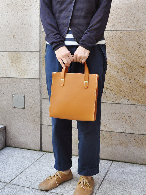サイズ展開豊富でベーシックデザインの本革トートバッグ「革鞄のHERZ 