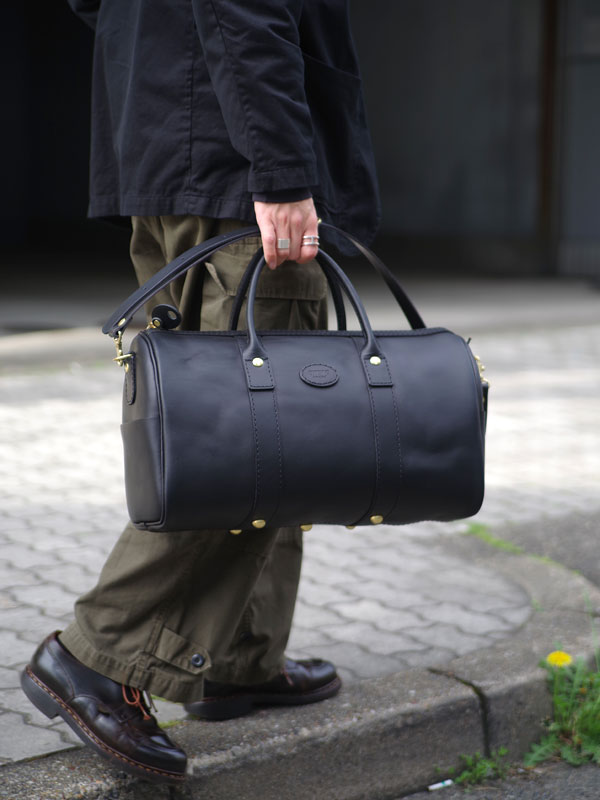 普遍的デザインで使う人を選ばないファスナーボストンバッグ「革鞄の 