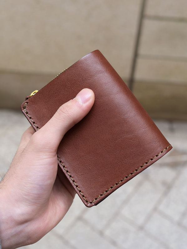 小型の二つ折り財布　イメージ