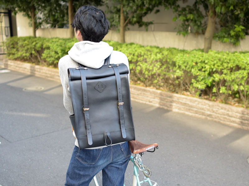 自転車で駆けよう！総革のロールトップバックパック！