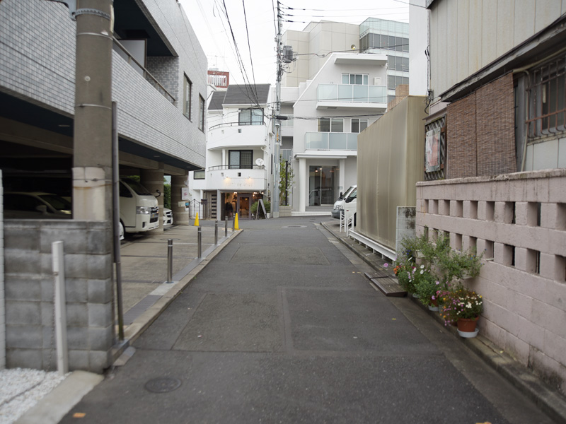 突き当りを右に曲がる