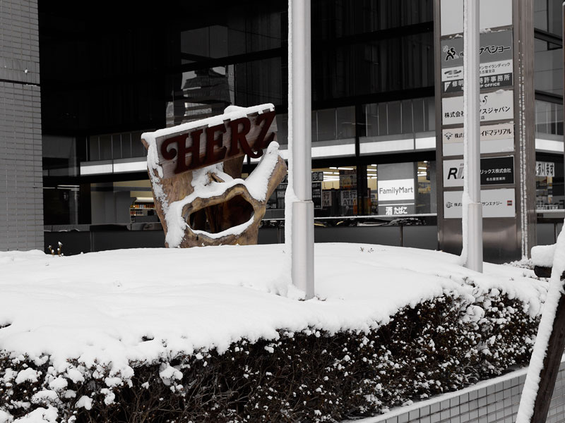 名古屋店前の雪