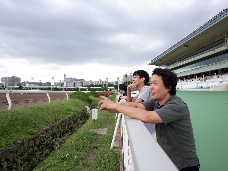 大井競馬場コースを眺めるスタッフたち