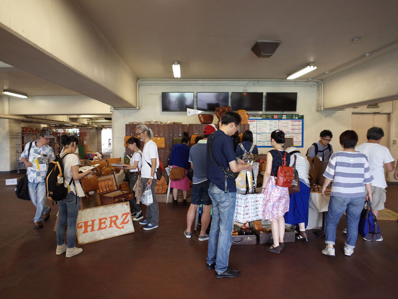 真夏の東京蚤の市　ヘルツ出店風景