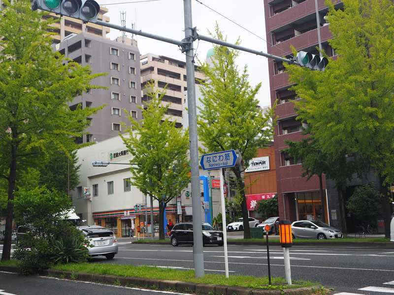 大阪店前のイチョウ並木