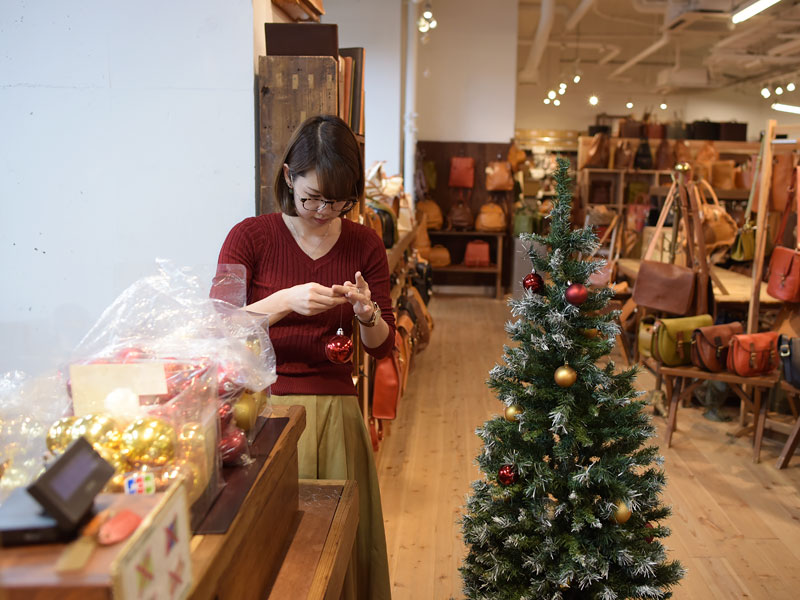 本店クリスマスディスプレイ準備