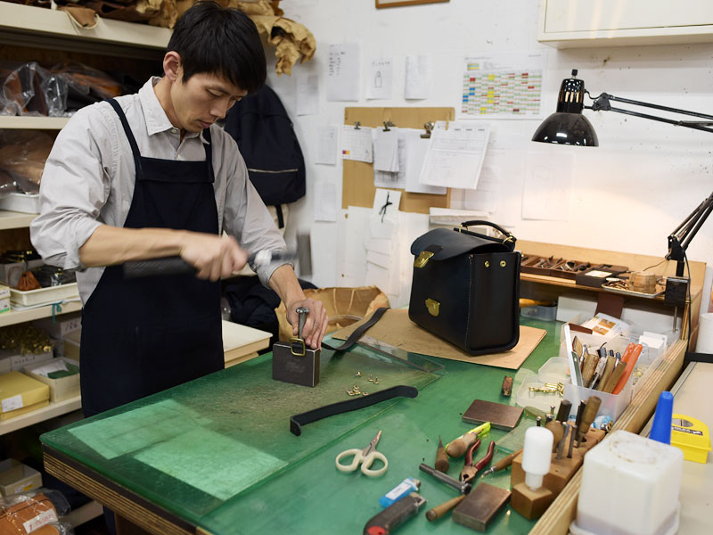 本店ネイビー革での製作