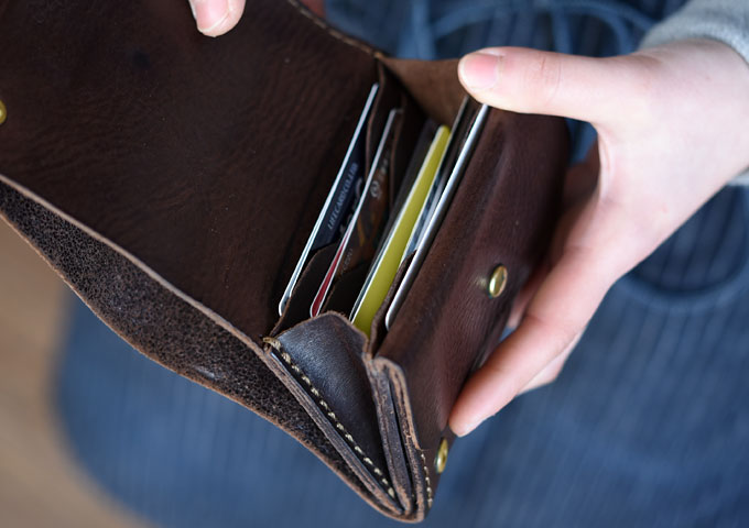 小型のマチ付き二つ折り財布(GS-15)　愛用方法1