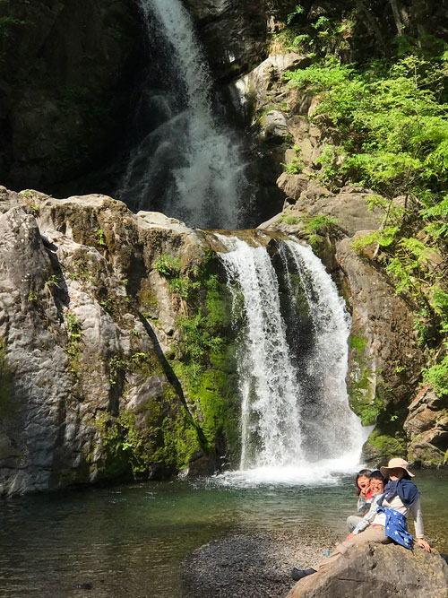 キャンプ場近くの滝