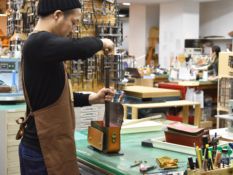 スーパーカラー制作風景　底鋲を取り付ける様子