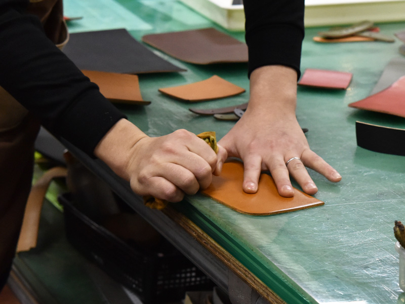 スーパーカラー制作風景　コバを磨く様子