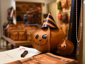 ハロウィンの本店を彩るかぼちゃ
