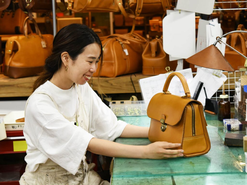 思い出の一品 vol.6 青木×アオリノハンドバッグ(Q-9)｜革鞄・革小物の 