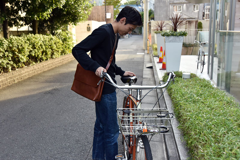 半かぶせショルダーバッグ(CK-4)と自転車