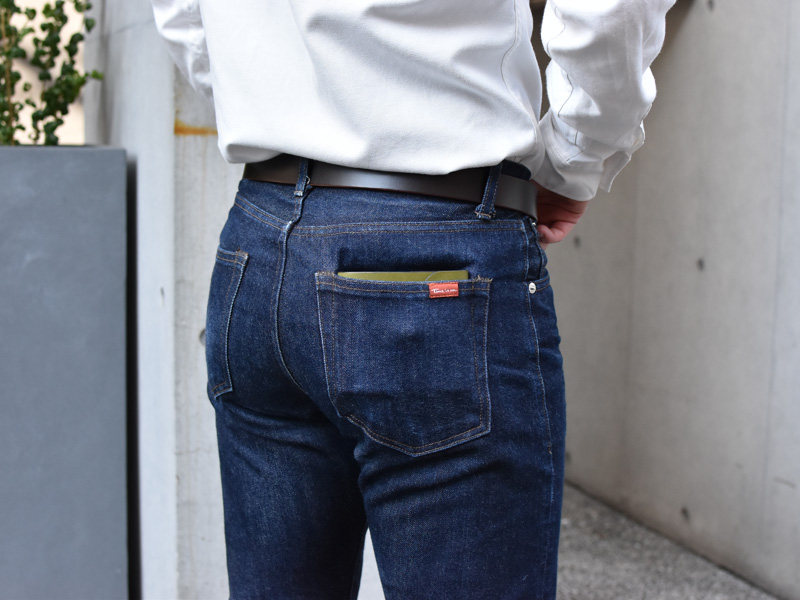 二つ折り財布・ギボシ留め(WS-57)ズボンのポケットへの収納例1