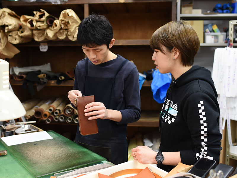 本店スタッフ下川と作り手：村松