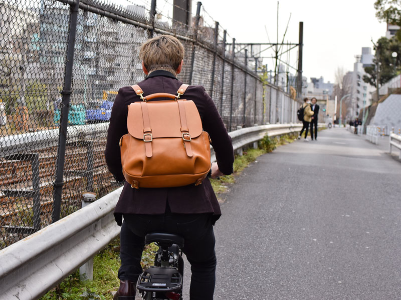 棒屋根クラシックリュック(R-153)　キャメルと自転車2