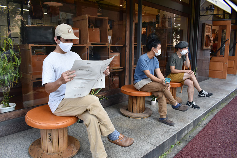 革のベンチにスタッフが座ってみました