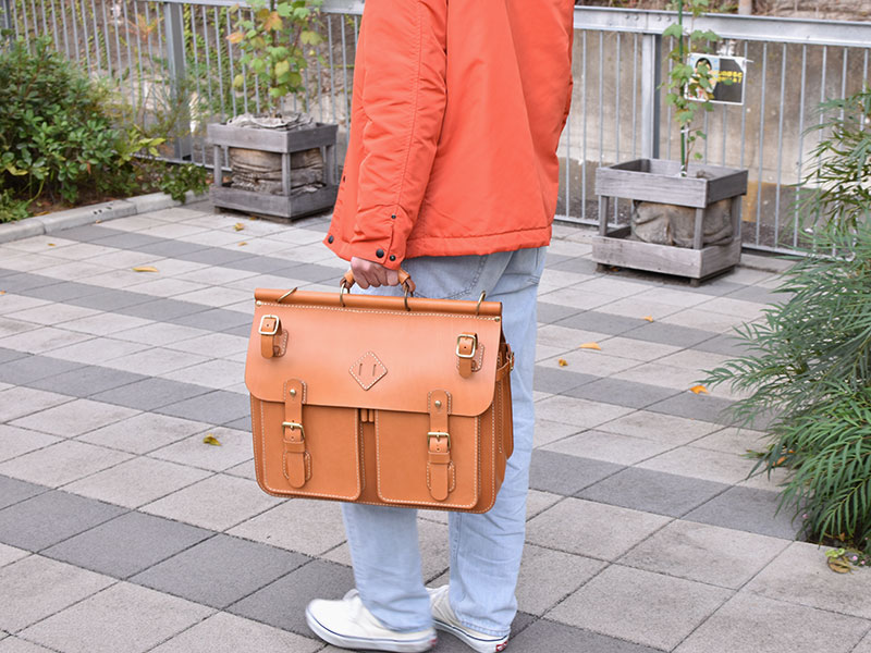 トリップバッグ・Trip Bag(A-102)革色キャメル手持ち着用例