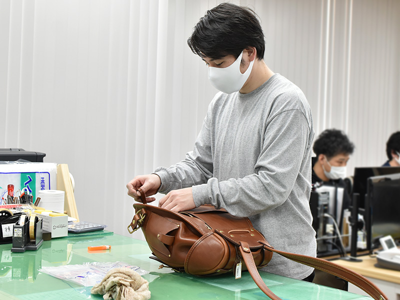 鞄を検品するオンラインショップスタッフ：野元の様子