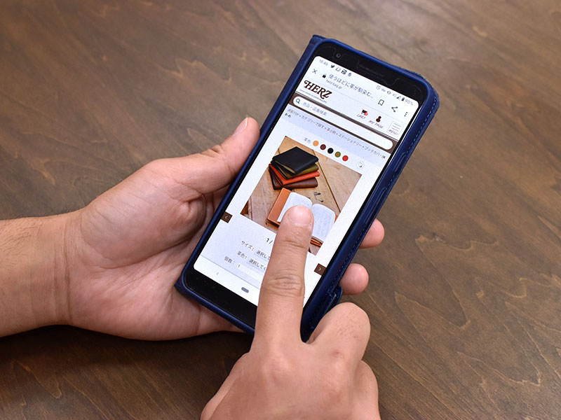 スマートフォンで商品ページをスクロールする様子2