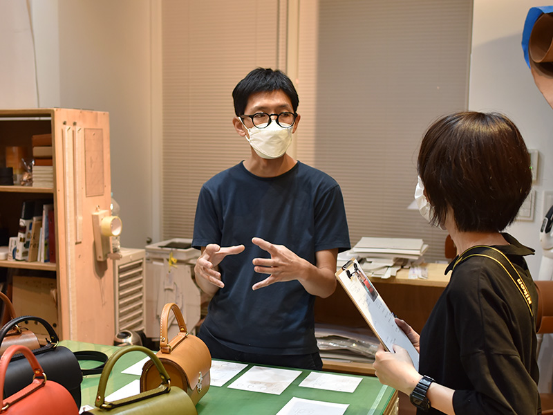 インタビューに応じる村松の様子