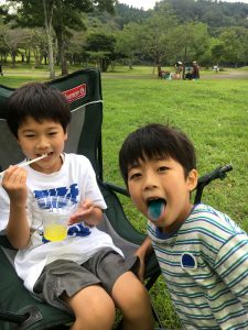 アイスを食べる子供たち